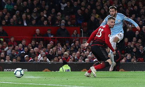 Hai cú dứt điểm thành bàn của Man City đều đến từ các cầu thủ thuận chân trái. Bernardo Silva mở tỷ số ở phút 54...