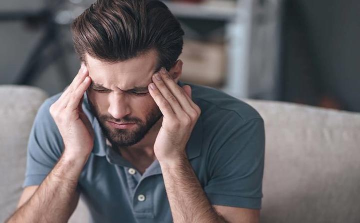 Nhức đầu mãn tính: Đau đầu liên tục không dứt có thể là dấu hiệu của khối u não. Hãy đi khám ngay nếu có dấu hiệu này.