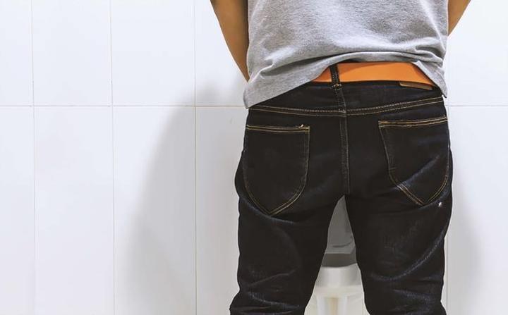 Đi tiểu nhiều trong đêm: Thường xuyên phải thức dậy để đi tiểu trong đêm có thể là một dấu hiệu ung thư ở nam giới, cụ thể là tuyến tiền liệt. Tuyến tiền liệt nằm bên dưới bàng quang nên nếu có bất kỳ thay đổi nào về kích thước, đều có thể gây sức ép lên niệu đạo, ảnh hưởng đến thói quen đi tiểu. 