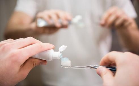 Đánh răng sai cách: Đánh răng qua loa hay chải mạnh răng để làm sạch mảng bám  đều có thể gây sưng và chảy máu lợi; hơi thở khó chịu và thậm chí sâu răng; ảnh hưởng đến dây thần kinh hoặc khiến răng bị rụng.