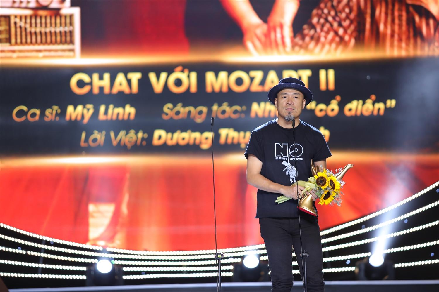 Nhạc sĩ Huy Tuấn đại diện êkip nhận giải Album của năm với album "Chat với Mozart II"