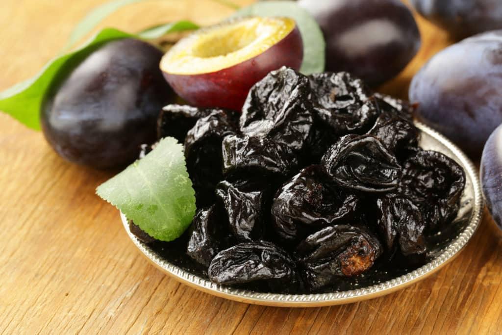 Mận khô: Nước ép mận là tốt cho nhuận trường. Uống một ly một ngày để giúp làm giảm và ngăn ngừa táo bón. Cũng như một số loại thực phẩm làm thuốc nhuận tràng tự nhiên, một số thực phẩm có thể làm cho táo bón nặng hơn và bạn nên tránh chúng. Cắt giảm bớt các thực phẩm từ sữa, thịt đỏ, thực phẩm chế biến, các loại đường tinh chế và thức ăn chiên cho đến khi hệ thống tiêu hóa trở lại bình thường.