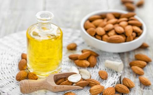 Dầu hạnh nhân: Là một nguồn giàu vitamin E và axit béo, dầu hạnh nhân là thành phần rất tốt cho việc lấy ráy tai. Chúng giúp làm mềm ráy tai, bôi trơn và làm dịu viêm ngứa trong vùng ống tai.