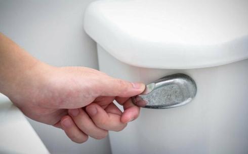 Nhịn quá lâu rồi đột ngột tiểu tiện dễ khiến thần kinh quá hưng phấn. Nước tiểu trong bàng quang trong nháy mắt bị thải ra hết khiến cho huyết áp giảm xuống, nhịp tim chậm lại, dễ gây ra hiện tượng choáng váng.