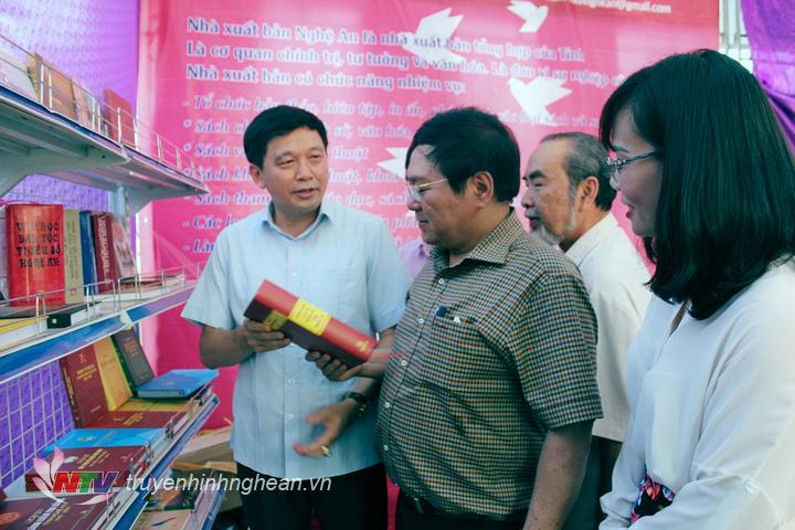 Các đại biểu tham quan các gian trưng bày, giới thiệu sách.