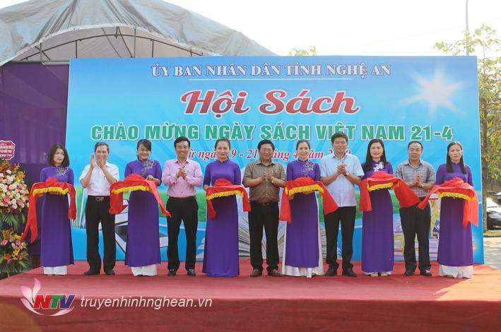 Các đại biểu cắt băng Xổ Số PG 88 Ngày hội sách lần thứ VI - năm 2019.