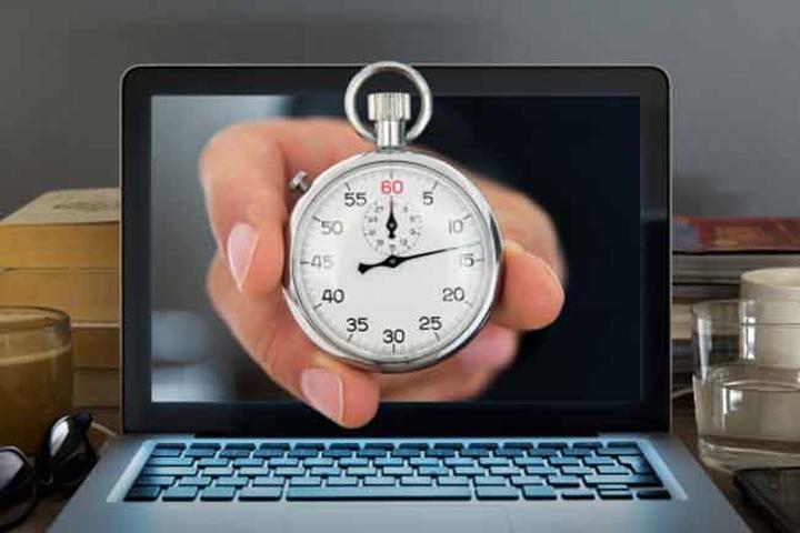 Đặt chuông báo hiệu: Thay vì ngồi ở bàn làm việc suốt 8 giờ đồng hồ, hãy đặt chuông báo cho mỗi tiếng. Khi kết thúc một tiếng đồng hồ, hãy đứng dậy và vận động khoảng 1 đến 2 phút. Việc này sẽ giúp bạn thấy thoải mái hơn vào cuối ngày.