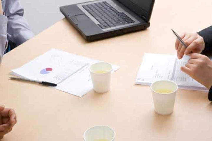 Uống trà xanh: Trà xanh giúp tăng cảm hứng, cải thiện sức tập trung và trí nhớ ngắn hạn, đồng thời giảm mệt mỏi. Uống vài tách trà trong ngày là một cách tốt để cấp ẩm cho cơ thể. Bên cạnh đó, trà xanh còn giúp bảo vệ tế bào khỏi những tổn thương do gốc tự do gây ung thư.