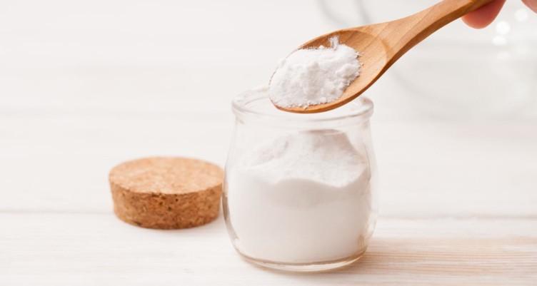 Baking soda: Thêm một muỗng cà phê cho một cốc nước ấm và uống một cách nhanh chóng để có được kết quả tốt nhất.