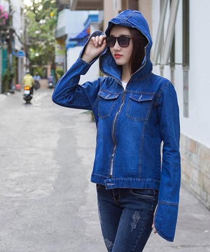 Nếu bạn mua áo chống nắng quá mỏng sẽ khiến ánh nắng dễ dàng xuyên qua và tác động xấu lên làn da của bạn. 