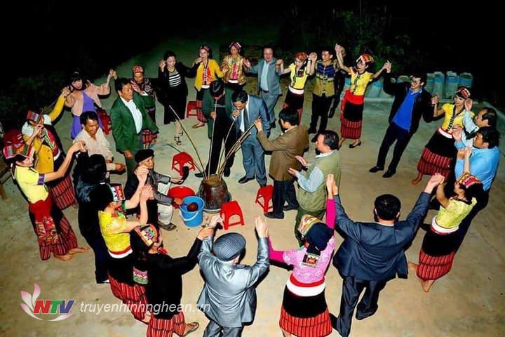 Vũ hội rượu cần tại các điểm du lịch cộng đồng bản Khe Rạn.