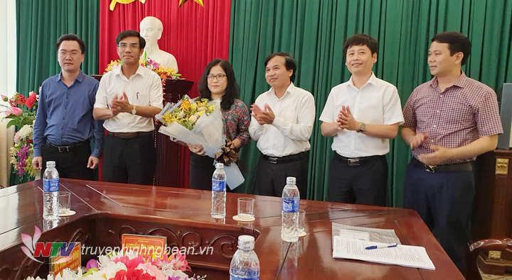 Lãnh đạo Đài PT-TH PG88 go Bắn cá tặng hoa chúc mừng  tân Bí thư Thị ủy Cửa Lò Nguyễn Thị Kim Chi.
