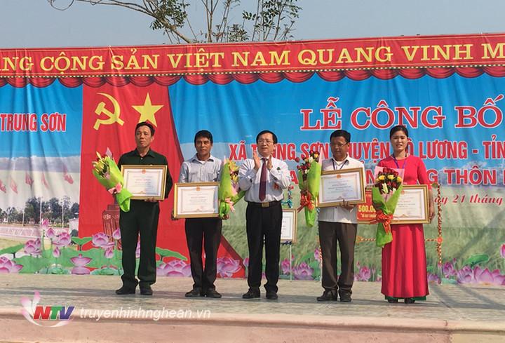 Phó PG88 go Bắn cá UBND tỉnh Đinh Viết Hồng trao Bằng khen cho các cá nhân, tập thể có thành tích xuất sắc trong phong trào xây dựng NTM.