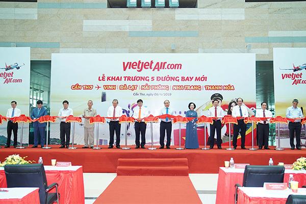 Thủ tướng Chính phủ Nguyễn Xuân Phúc và các lãnh đạo tham dự lễ khai trương 5 đường bay mới đến và đi từ Cần Thơ của Vietjet