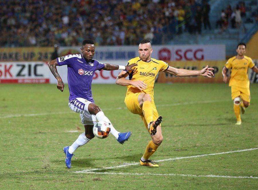 Hoàng Vũ Samson (áo xanh) ấn định tỷ số 4-0 cho trận đấu.