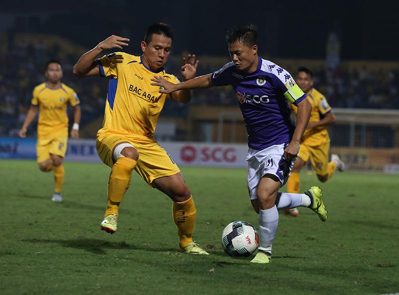 Hà Nội FC (áo xanh) chơi ép sân ngay từ đầu trận. 