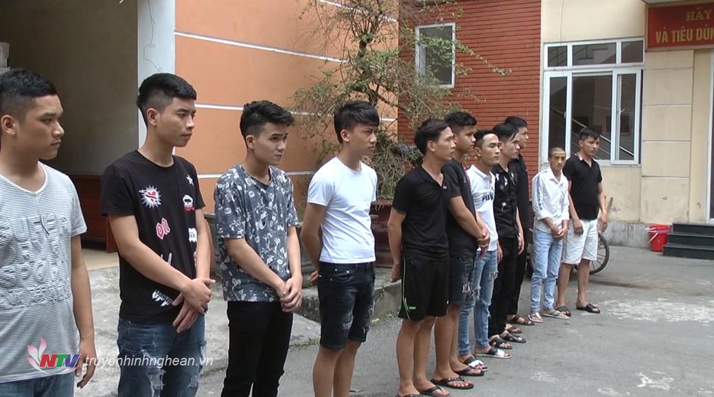 Các đối tượng trong nhóm chuyên hack tài khoản Facebook để lừa đảo.