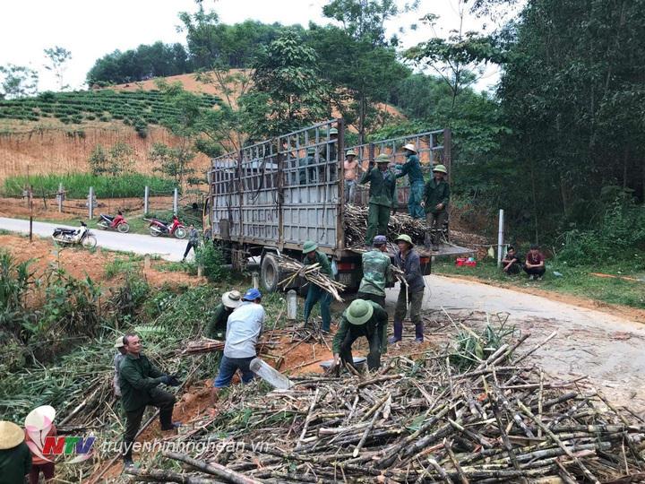Người dân hỗ trợ chủ xe 