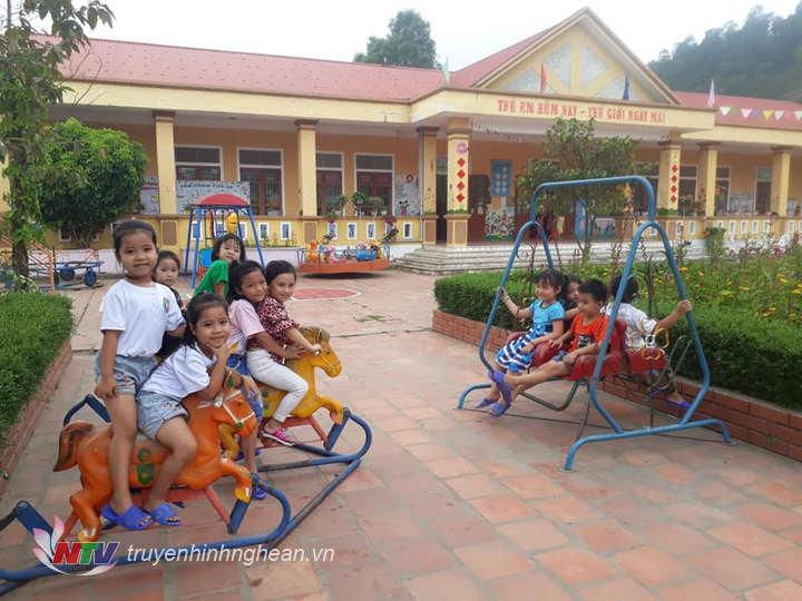 Cơ sở vật chất giáo dục được chú trọng.