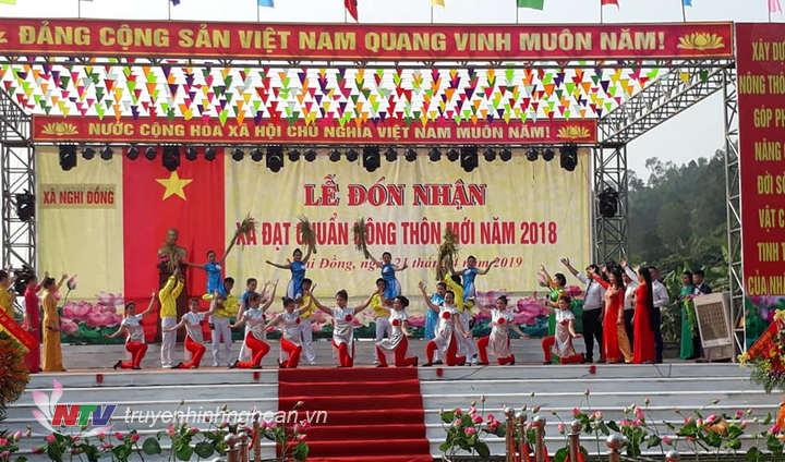 Tiết mục văn nghệ chào mừng tại buổi lễ.