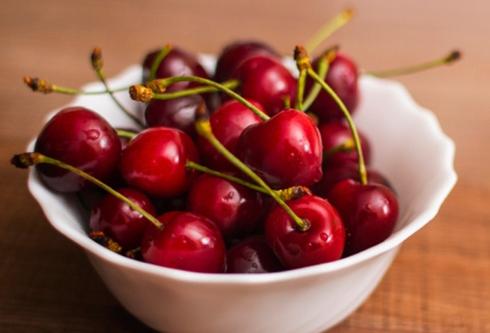 Cherry: Cherry ngừng chín ngay khi chúng được hái khỏi cây. Những quả ngon nhất là những quả mọng nước và vẫn còn cuống. Cherry có thể ăn được trong 2 tuần nếu bạn bỏ chúng vào hộp kín và để trong tủ lạnh.