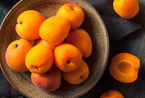 Mơ: Hãy chọn những quả mọng và có màu cam vàng; tránh những quả vàng lợt hoặc vàng xanh, tránh những quả teo hoặc giập. Mơ ngon nhất khi giữ ở nhiệt độ phòng. Bạn có thể bỏ chúng vào tủ lạnh, nhưng chúng sẽ bị khô sau vài ngày.