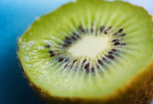 Kiwi: Kiwi sẽ chín ngon nhất ở nhiệt độ phòng. Khi chín, kiwi sẽ rỉ nước nếu bạn bóp nhẹ. Sau khi chín, bạn có thể bảo quản kiwi trong tủ lạnh trong vòng 3 tuần.