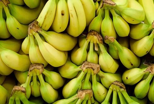 Chuối: Hãy mua chuối khi chúng còn xanh. Khi chuối chín, vỏ sẽ ngả màu vàng pha nâu, chuối sẽ mềm và dễ bị giập. Chuối chín tới có thể được bảo quản trong tủ lạnh tới 1 tuần. Nếu chuối chín nẫu, bạn có thể bỏ chúng vào ngăn đông lạnh và sử dụng để làm kem, bánh chuối hoặc bánh muffin.