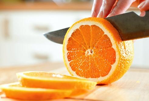 Cam: Những trái cam ngon nhất có vỏ mỏng, sáng bóng và có cảm giác hơi mềm khi bạn bóp. Cam và các trái cây họ cam có thể được bảo quản trong tủ lạnh tới 2 tuần.