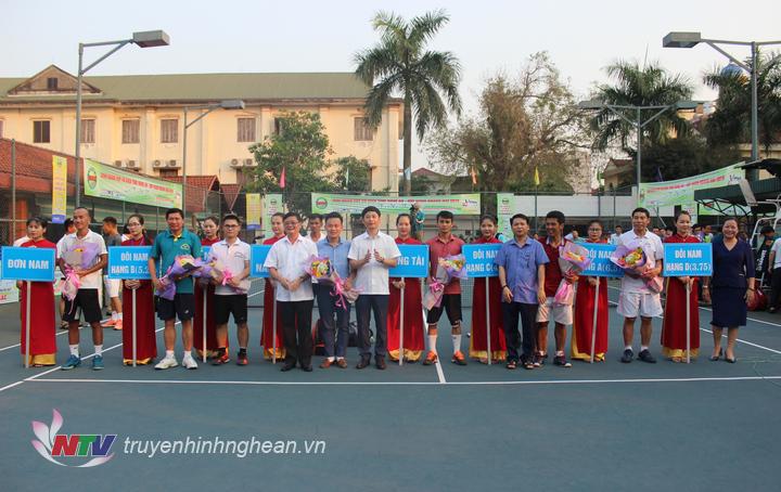 Các đại biểu tặng hoa cho các VĐV và tổ trọng tài tham gia giải đấu.