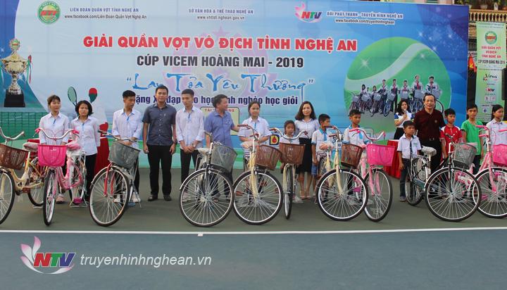 Các đại biểu tặng xe cho học sinh có hoàn