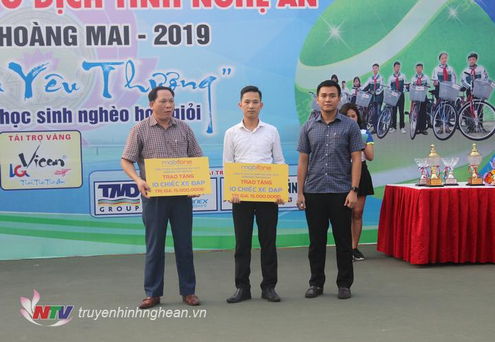 Các đại biểu tặng xe cho học sinh nghèo học giỏi, học sinh có hoàn cảnh khó khăn trên địa bàn tỉnh.