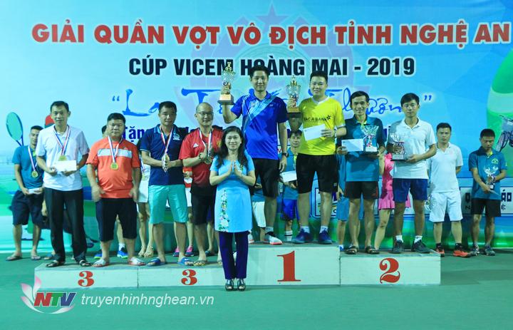 Trao giải nội dung Đôi nam 4.5