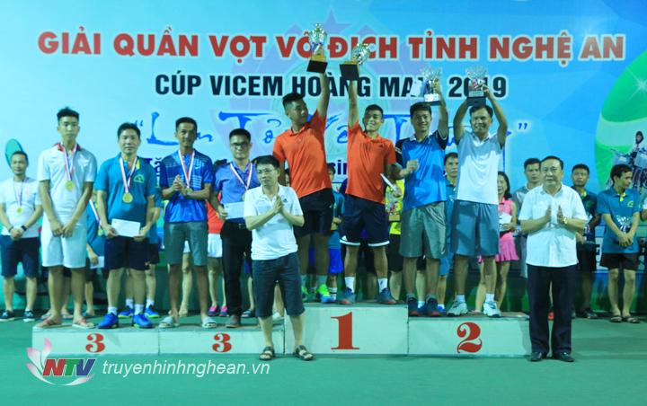Trao giải nội dung Đôi nam hạng 6.5. 