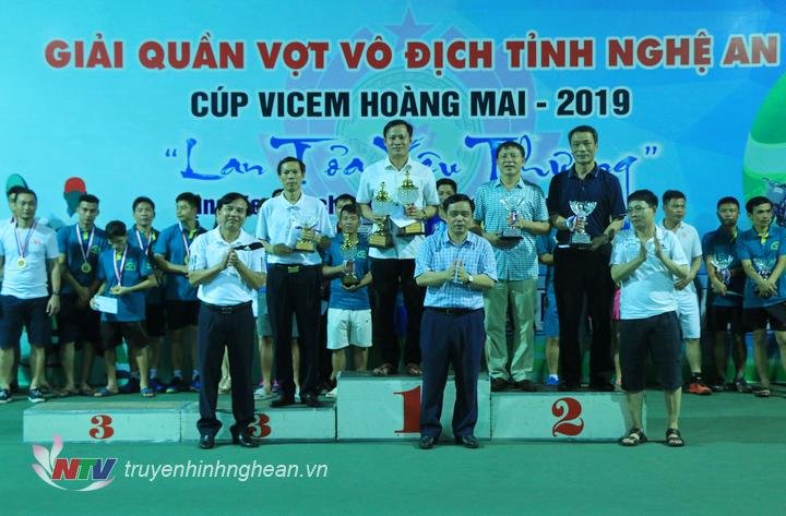Trao Cup và huy chương cho các VĐV đạt giải nội dung Đôi nam lãnh đạo.