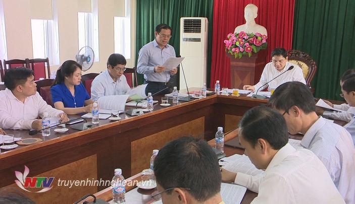 Đồng chí Hoàng Văn Tám - Giám đốc Sở Công thương báo cáo tại buổi làm việc.