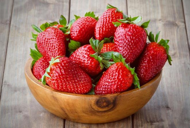 Dâu tây: Trái cây này chứa nhiều vitamin C và hợp chất phytonutrient. Chúng giống như loại kem chống nắng tự nhiên, giúp bạn không bị bỏng. Dâu tây cũng chứa 92% nước, có tác dụng tăng lưu lượng máu đến da, giảm độ nhạy cảm với ánh sáng, cải thiện cấu trúc và kết cấu của da. 