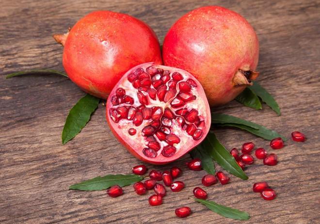 Lựu: Loại quả này giàu chất chống oxy hóa, axit ellagic và chất chống viêm, có thể giúp ngăn ngừa các tế bào tổn thương do tia UVA và UVB gây ra.
