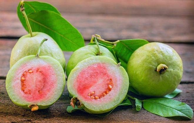 Ổi: Đây là loại quả giàu khoáng chất, đặc biệt là vitamin C. Một quả ổi trung bình có thể cung cấp tới 125,57mg vitamin C, tương đương với 200% lượng vitamin cần thiết mỗi ngày. Ngoài ra, ổi cũng chứa hàm lượng chất xơ cao có thể giúp ích rất nhiều cho hệ tiêu hóa, đặc biệt vào mùa hè. 