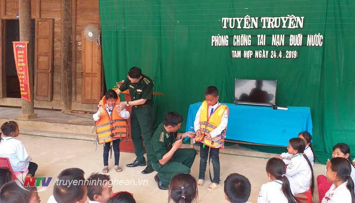Hướng dẫn học sinh sử dụng áo phao cứu sinh