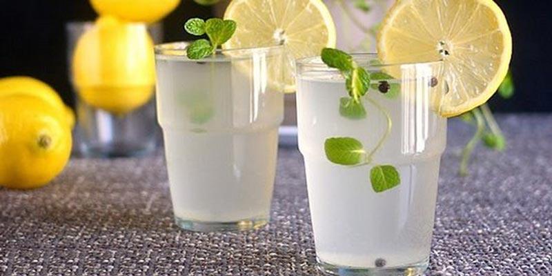 Chanh: Các acid citric trong nước chanh giúp kích thích ruột và làm sạch ruột. Thêm một vài muỗng cà phê chanh cho một ly nước để có được kết quả.
