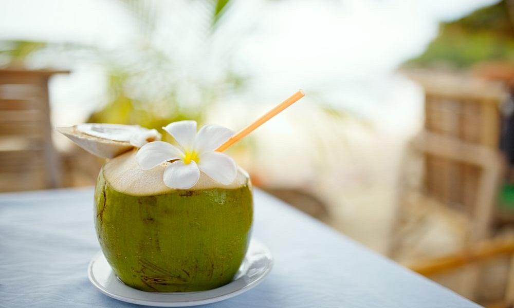 Nước dừa: Nếu nước lọc là quá nhạt nhẽo, hãy thử nhấm nháp nước dừa. Nó sẽ giúp làm sạch hệ thống tiêu hóa của bạn.