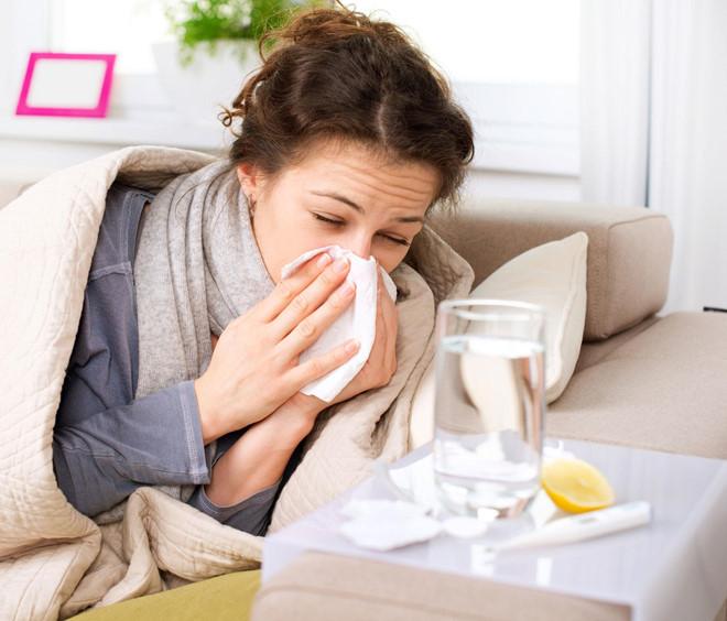 Làm suy yếu miễn dịch: Khi bạn uống nước lạnh ngay sau bữa ăn, nó có thể tạo ra chất nhầy dư thừa bên trong cơ thể. Điều này làm giảm chức năng của hệ thống miễn dịch, khiến bạn dễ bị bệnh hơn. Các vấn đề thường gặp do uống nước lạnh bao gồm sổ mũi, ho, cảm lạnh, đau họng...