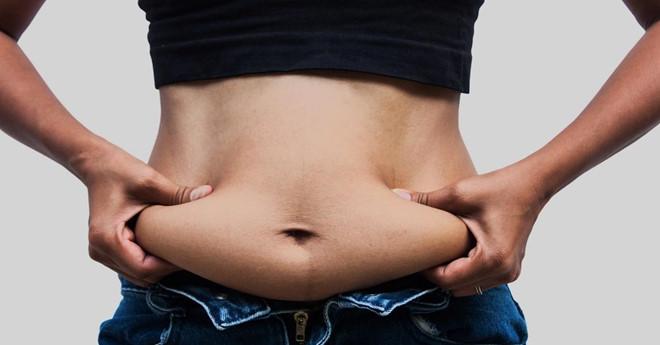 Gây tích tụ chất béo: Nhiều người cho rằng uống nước đá lạnh có thể khiến cơ thể làm việc nhiều hơn, do đó đốt cháy nhiều calo hơn. Tuy nhiên, điều này hoàn toàn không đúng. Thực tế, nhiệt độ lạnh trong cơ thể khiến chất béo cứng lại và tắc nghẽn, khiến cơ thể khó đốt cháy chúng, dẫn đến tăng cân. 