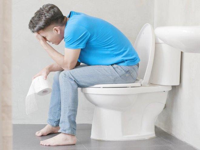 Táo bón: Uống nước ở nhiệt độ bình thường làm kích thích quá trình tiêu hóa, nhưng uống nước đá lạnh có thể gây táo bón. Uống nước lạnh khi ăn làm cho thức ăn co lại vì lạnh, ảnh hưởng đến khả năng co bóp, tiêu hóa của dạ dày, ruột, gây ra táo bón. 