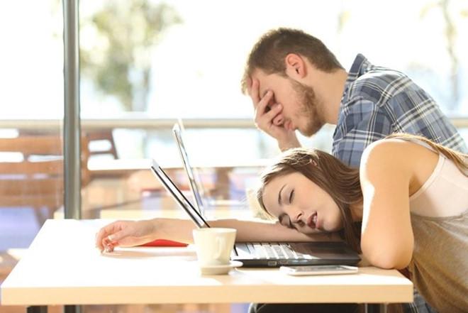 Giảm năng lượng: Uống nước đá lạnh có thể làm bạn cảm thấy mát mẻ, sảng khoái trong một thời gian ngắn. Nhưng nó thực sự làm cạn kiệt năng lượng của bạn về lâu dài. Điều này là do cơ thể phải sử dụng thêm năng lượng để làm nóng nước lạnh. Điều này khiến cơ thể mệt mỏi, uể oải nhanh chóng. 