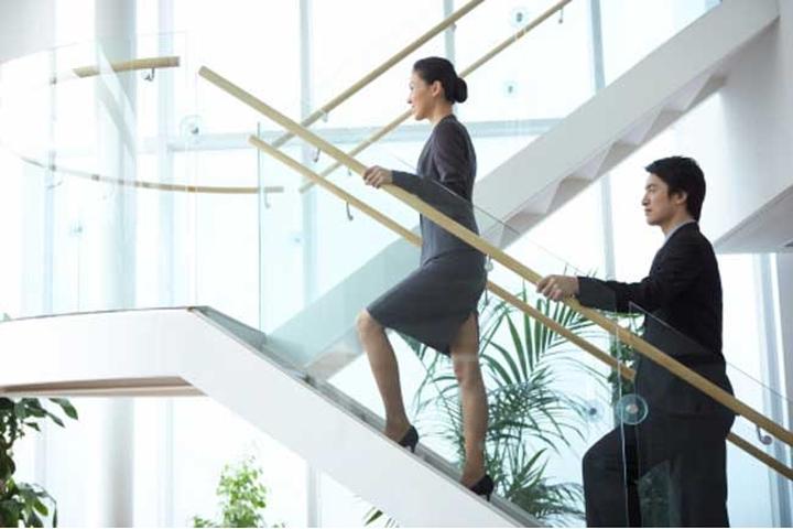 Đi thang bộ thay vì thang máy: Đây là một thói quen đơn giản nhưng rất hiệu quả mà bạn nên thực hiện. Đi thang bộ giúp bạn đốt cháy calo, đồng thời làm tăng nhịp tim một cách lành mạnh, từ đó cải thiện sức khỏe tim mạch.