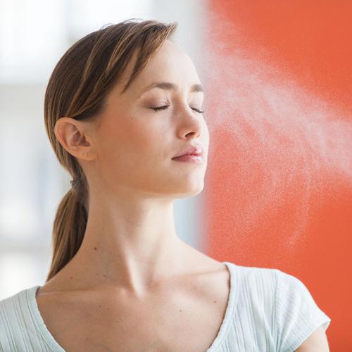 Sản phẩm làm từ nước cất, chiết xuất từ hoa cỏ, cây trái thiên nhiên... giúp da mềm, sáng.