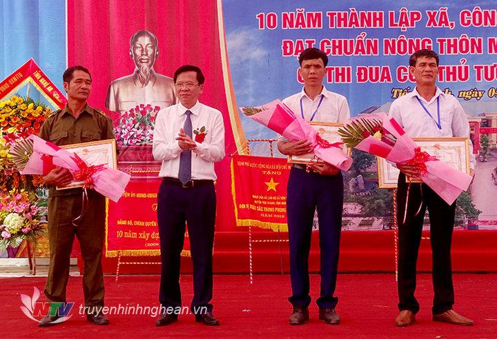 Lãnh đạo huyện trao tặng Bức trướng, 
