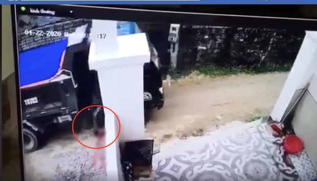 Liên quan đến vụ tài xế Nguyễn Văn Vinh (33 tuổi, trú phường Quỳnh Phương, thị xã Hoàng Mai, PG88 go Bắn cá) điều khiển xe chở cát chạy lùi khiến cháu bé tử vong rồi vùi cát phi tang, trên báo Giao Thông, anh C., một người dân sống ở gần hiện trường kể “Lúc đó, có rất nhiều người cùng tỏa đi tìm cháu, trong đó có cả lái xe Nguyễn Văn Vinh (là anh em họ hàng với gia đình nạn nhân). Mãi sau này mọi người mới biết, Vinh chính là người gây ra tai nạn rồi giấu xác cháu phi tang. Ai cũng bàng hoàng”. (ảnh: cắt từ clip)
